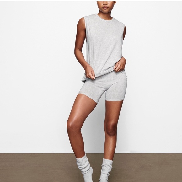 SKIMS Women’s Boyfriend Boxers | Light Heather Grey | NWT - Picture 2 of 5